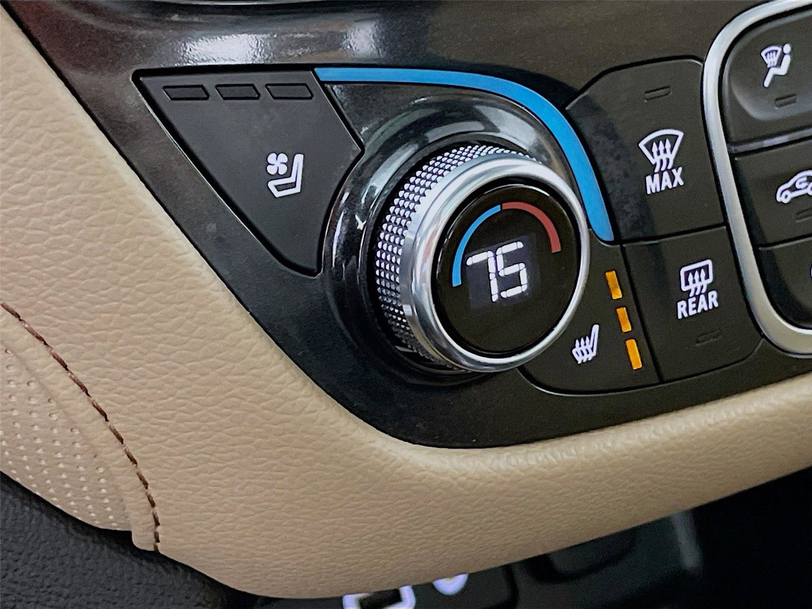 Used 2023 Chevrolet Equinox Premier image 23