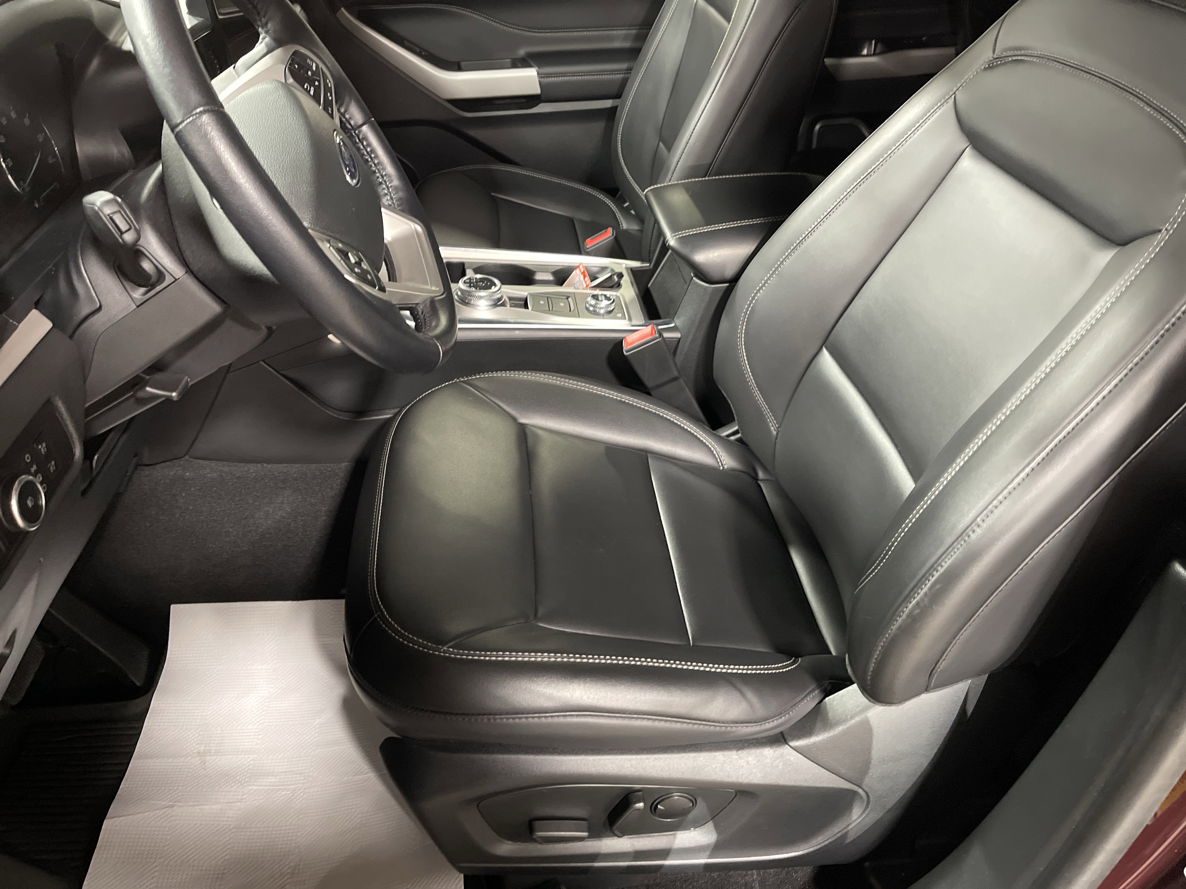 Used 2023 Ford Explorer XLT w/ Equipment Group 202A image 9