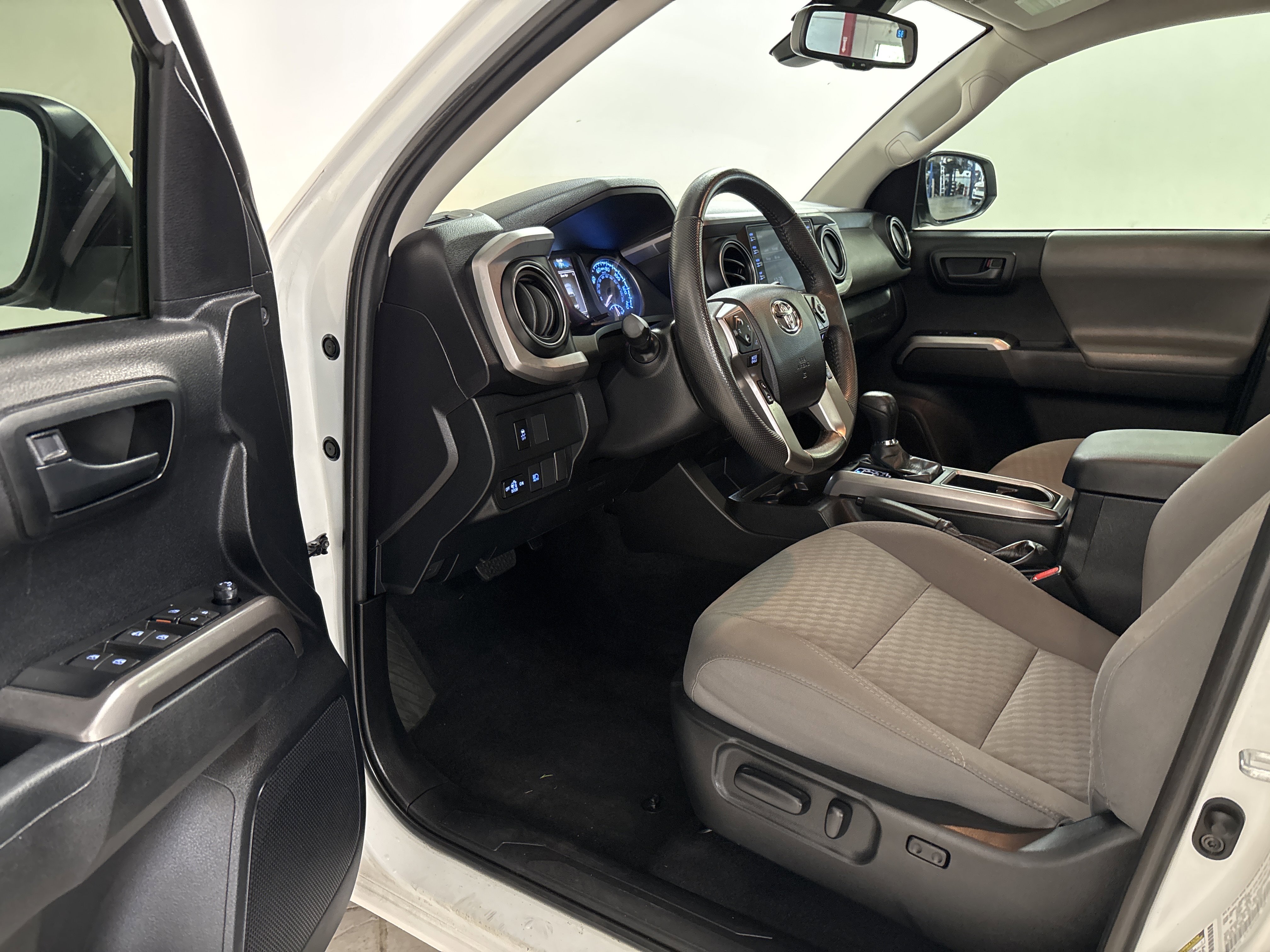 Used 2021 Toyota Tacoma SR5 RWD image 7