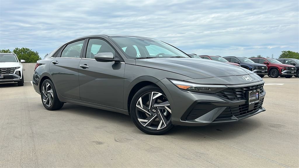 Used 2025 Hyundai Elantra Limited FWD image 6