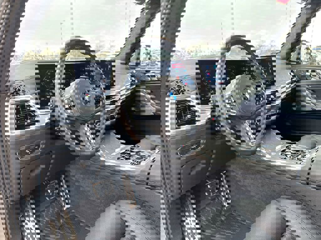 Used 2025 BMW X7 M60i image 11