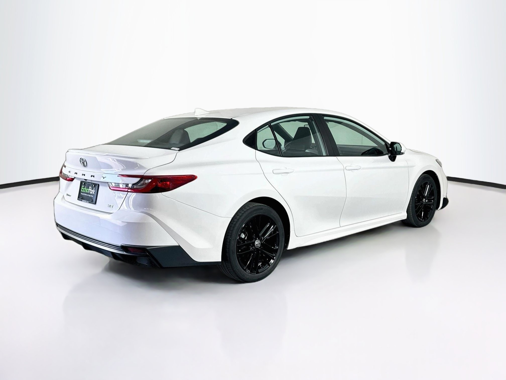 Used 2025 Toyota Camry SE FWD image 9