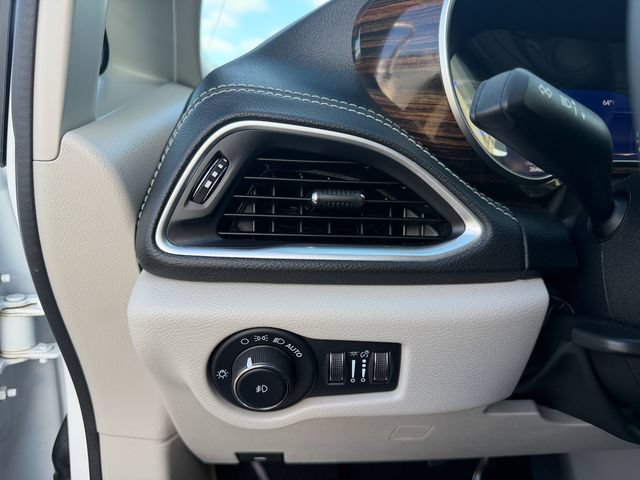 Used 2023 Chrysler Pacifica Limited w/ Uconnect Theater Family Group FWD image 30