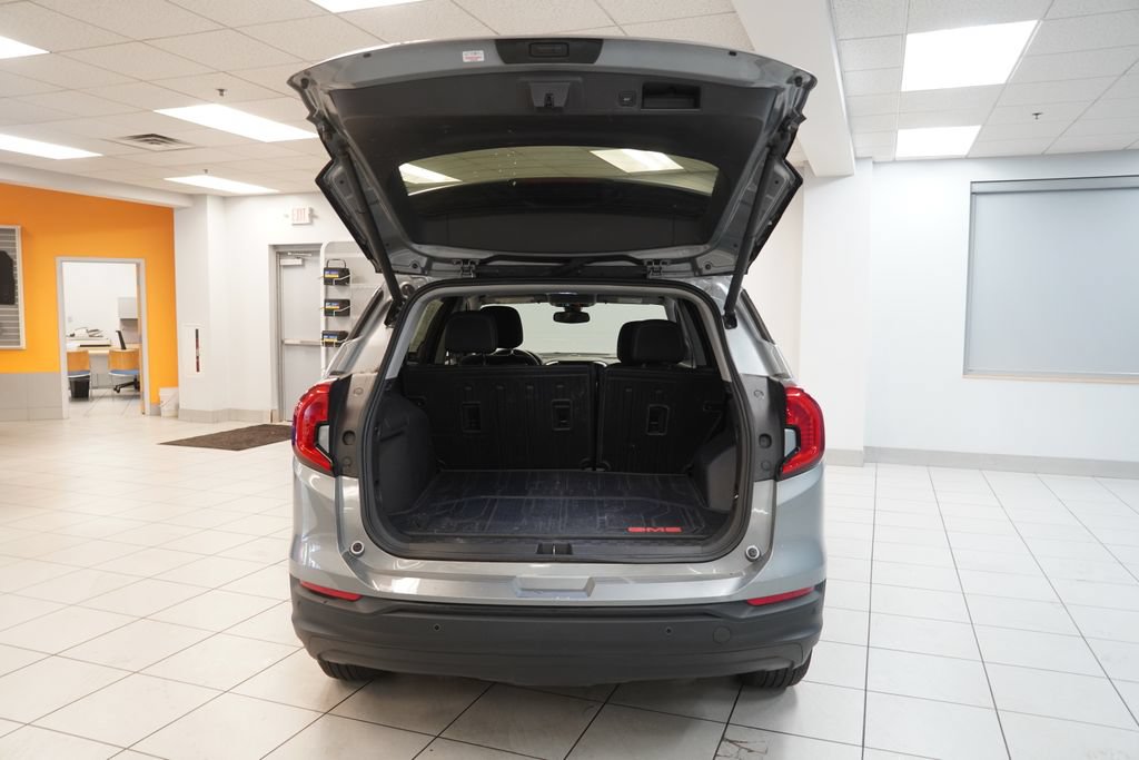 Used 2024 GMC Terrain SLE w/ Driver Convenience Package FWD image 9