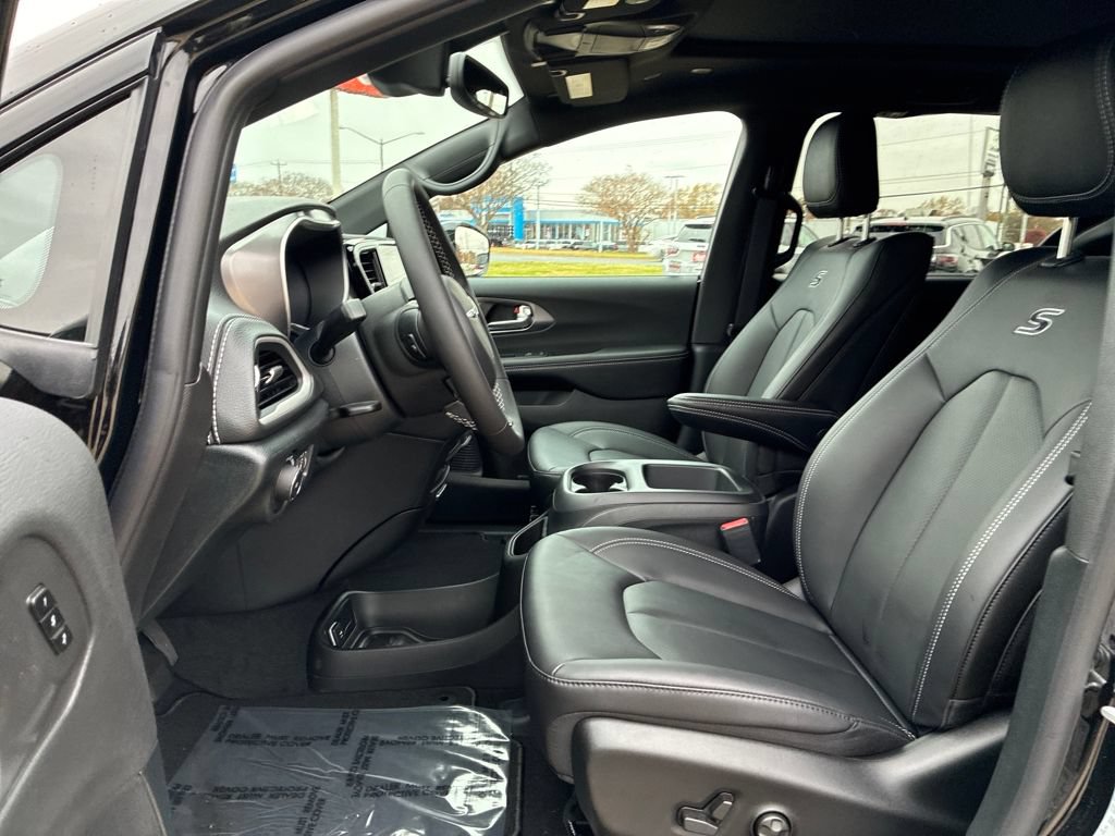 New 2026 Chrysler Pacifica Select AWD/4WD image 10