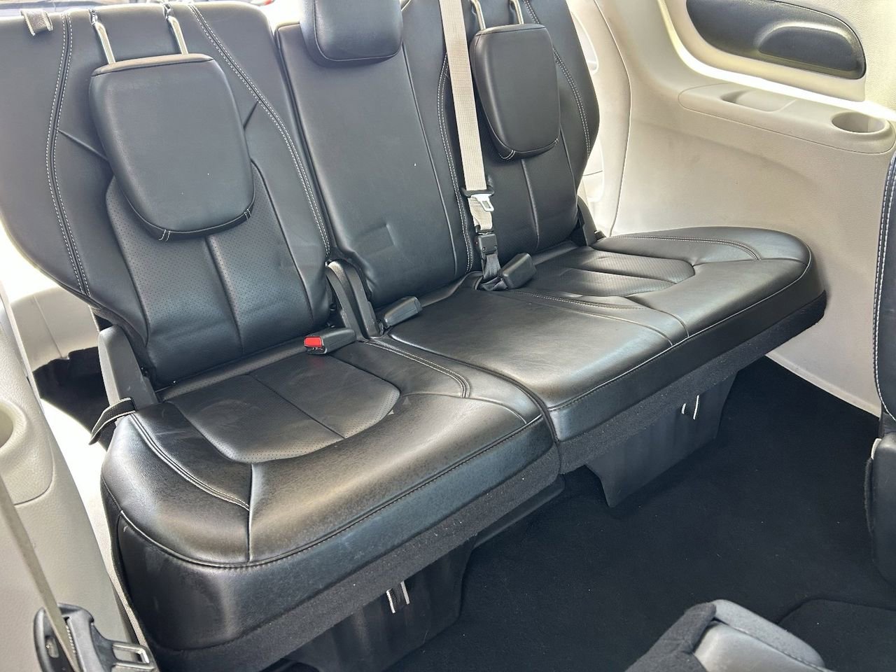 Used 2023 Chrysler Pacifica Touring-L image 13