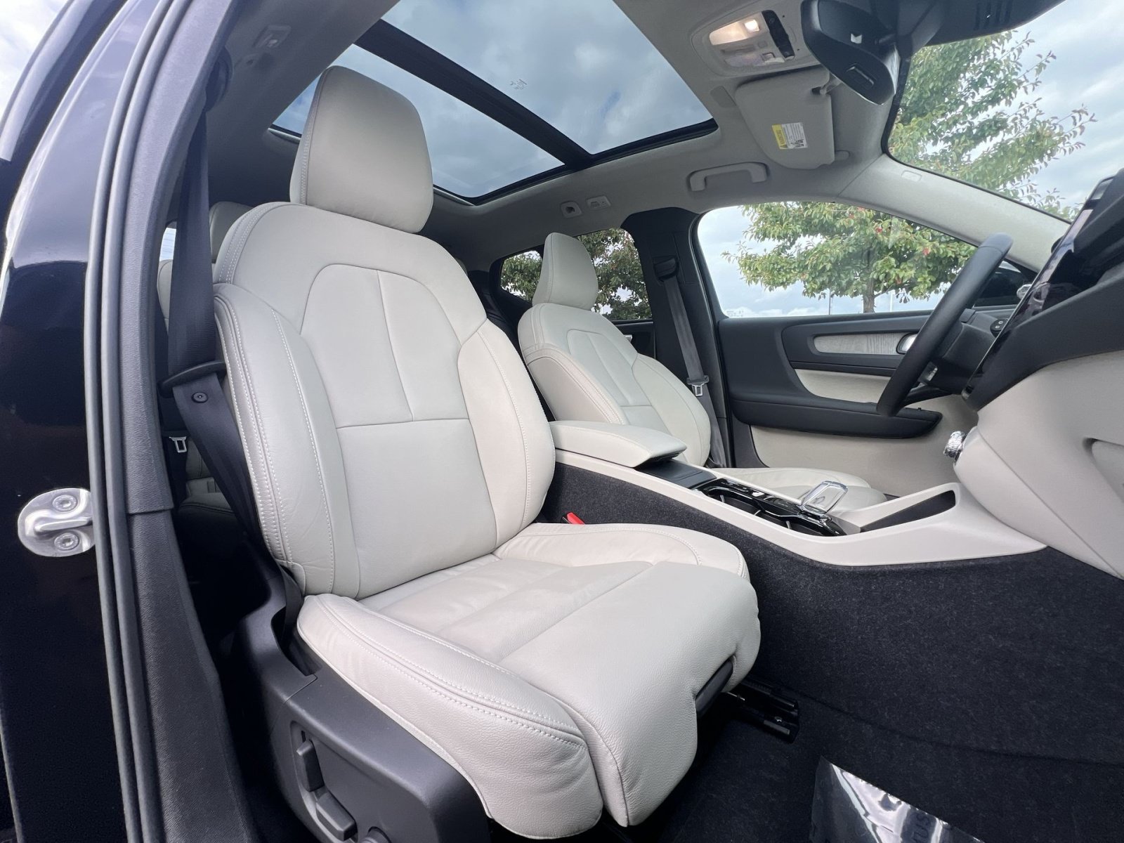 Used 2023 Volvo XC40 B5 Plus w/ Protection Package Premier AWD/4WD image 27