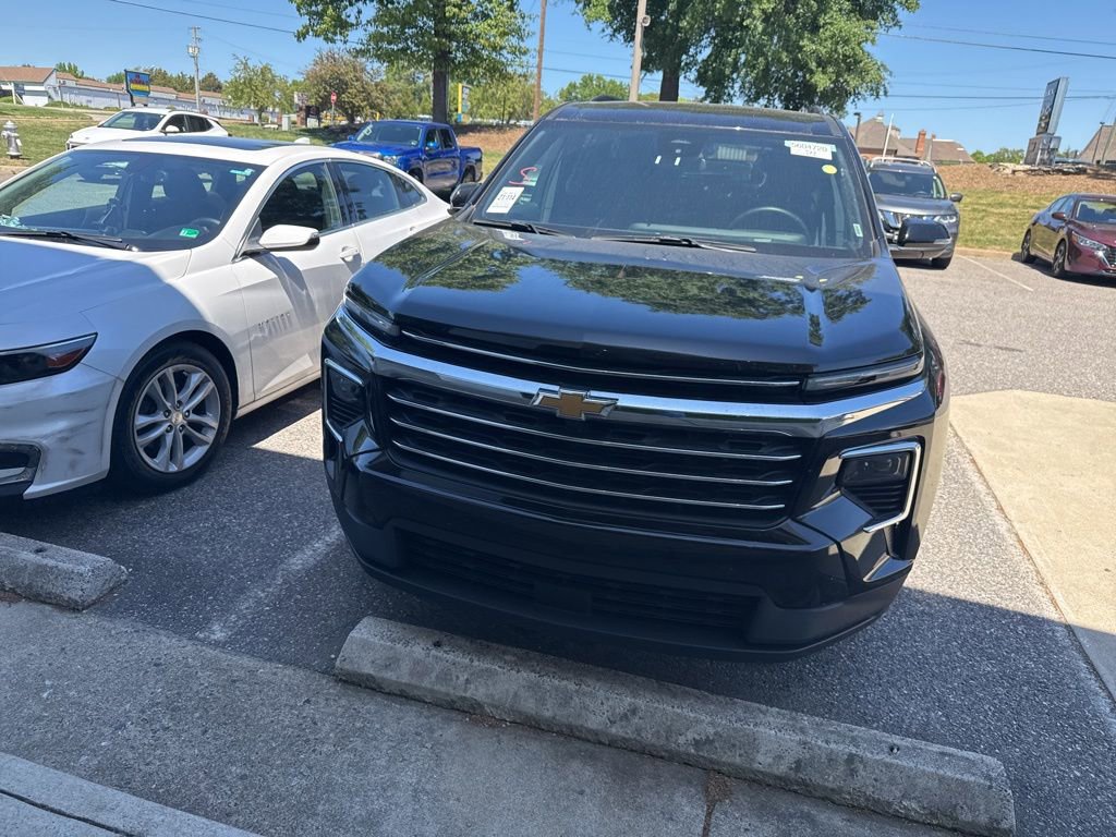 Used 2025 Chevrolet Traverse LT FWD image 2
