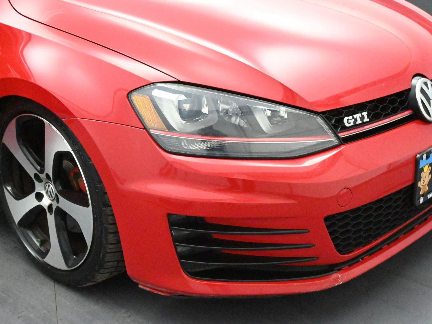 Used 2015 Volkswagen Golf S image 13