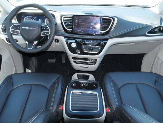 Used 2023 Chrysler Pacifica Touring-L w/ Uconnect Theater Family Group AWD/4WD image 6