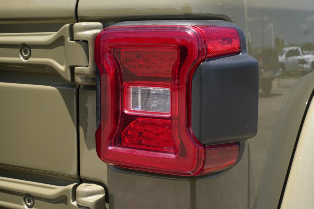 Used 2026 Jeep Wrangler Unlimited Sahara AWD/4WD image 19