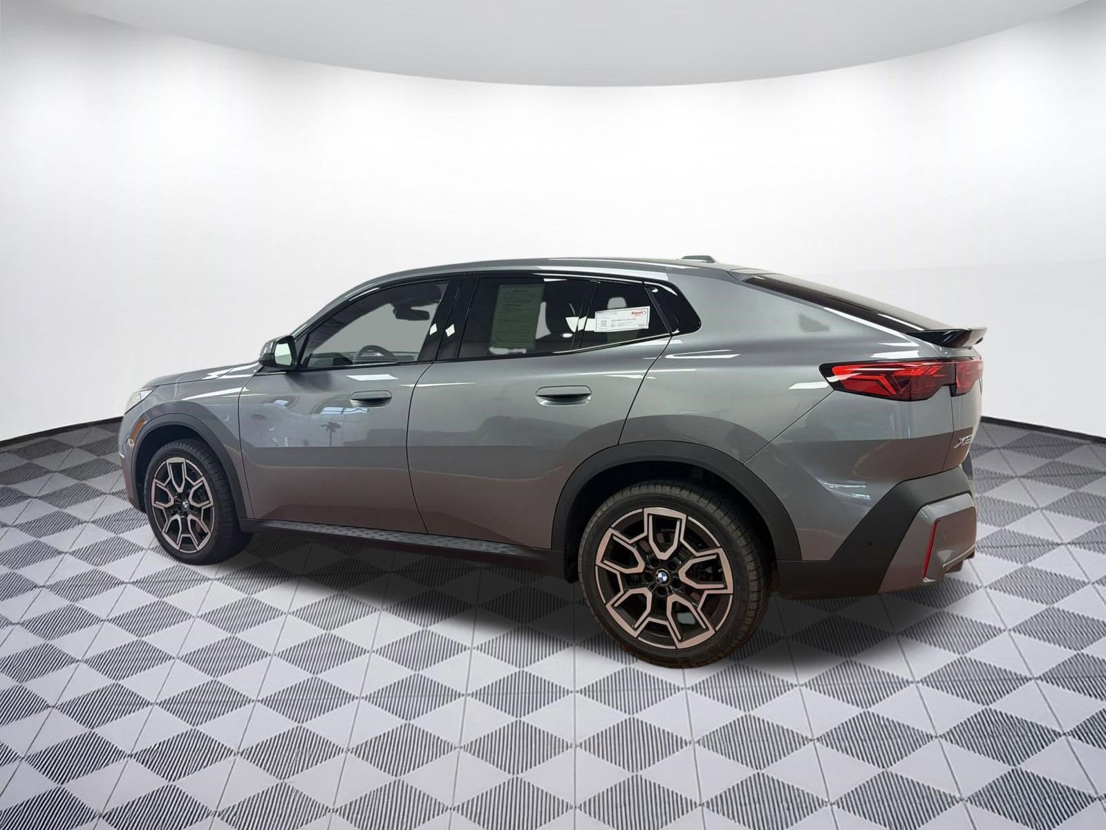 Certified 2025 BMW X2 xDrive28i w/ Technology Package image 3