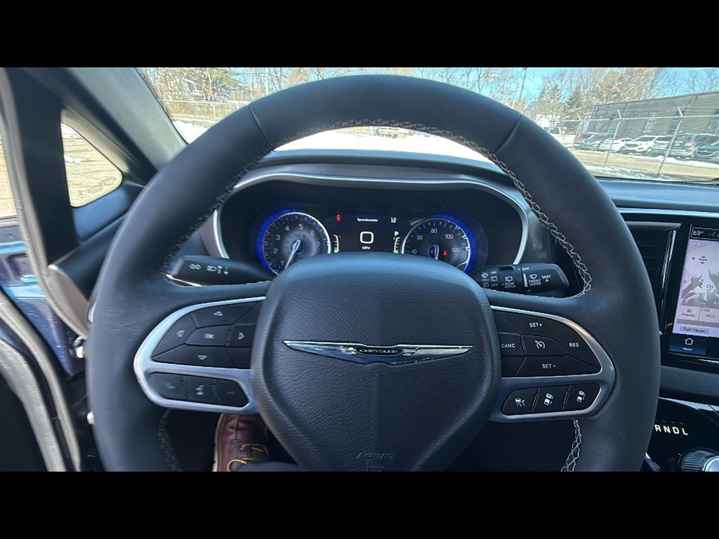 Used 2025 Chrysler Pacifica Select image 12