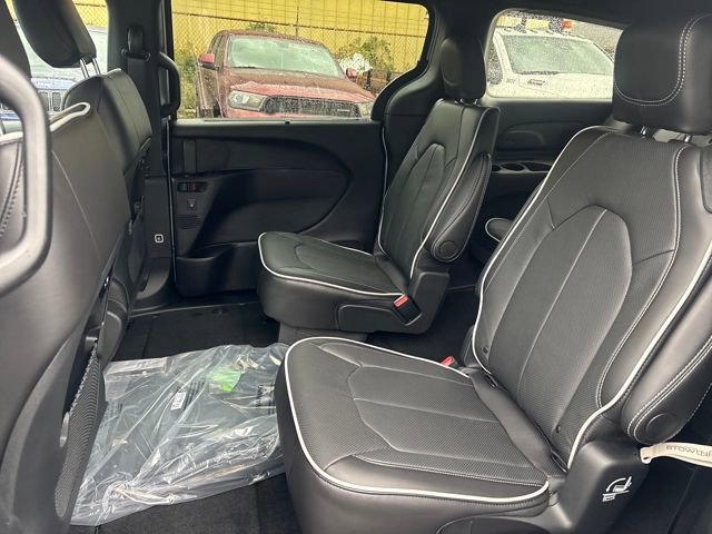 New 2026 Chrysler Pacifica Limited image 16