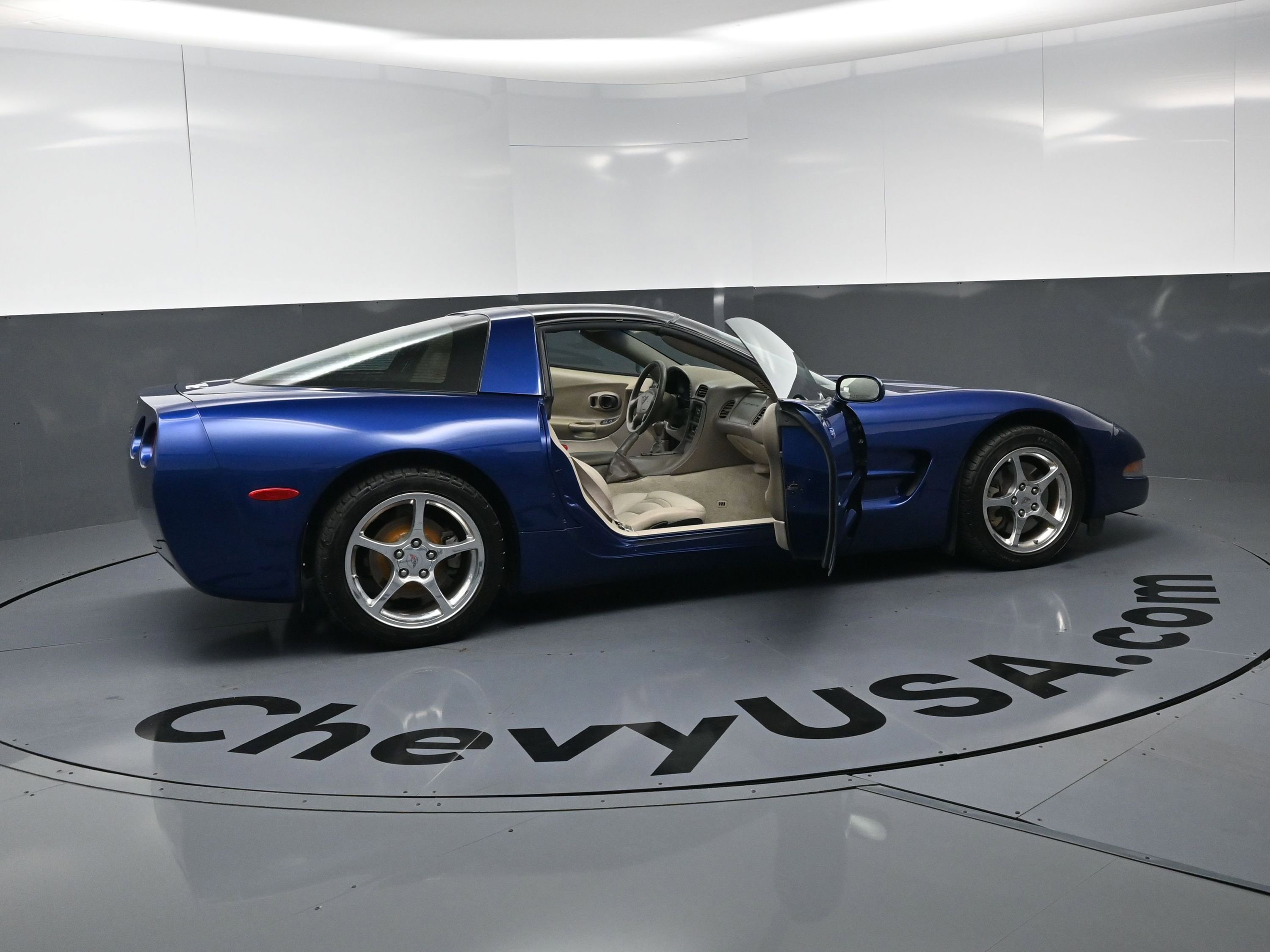 Used 2004 Chevrolet Corvette Coupe w/ Preferred Equipment Group RWD image 24
