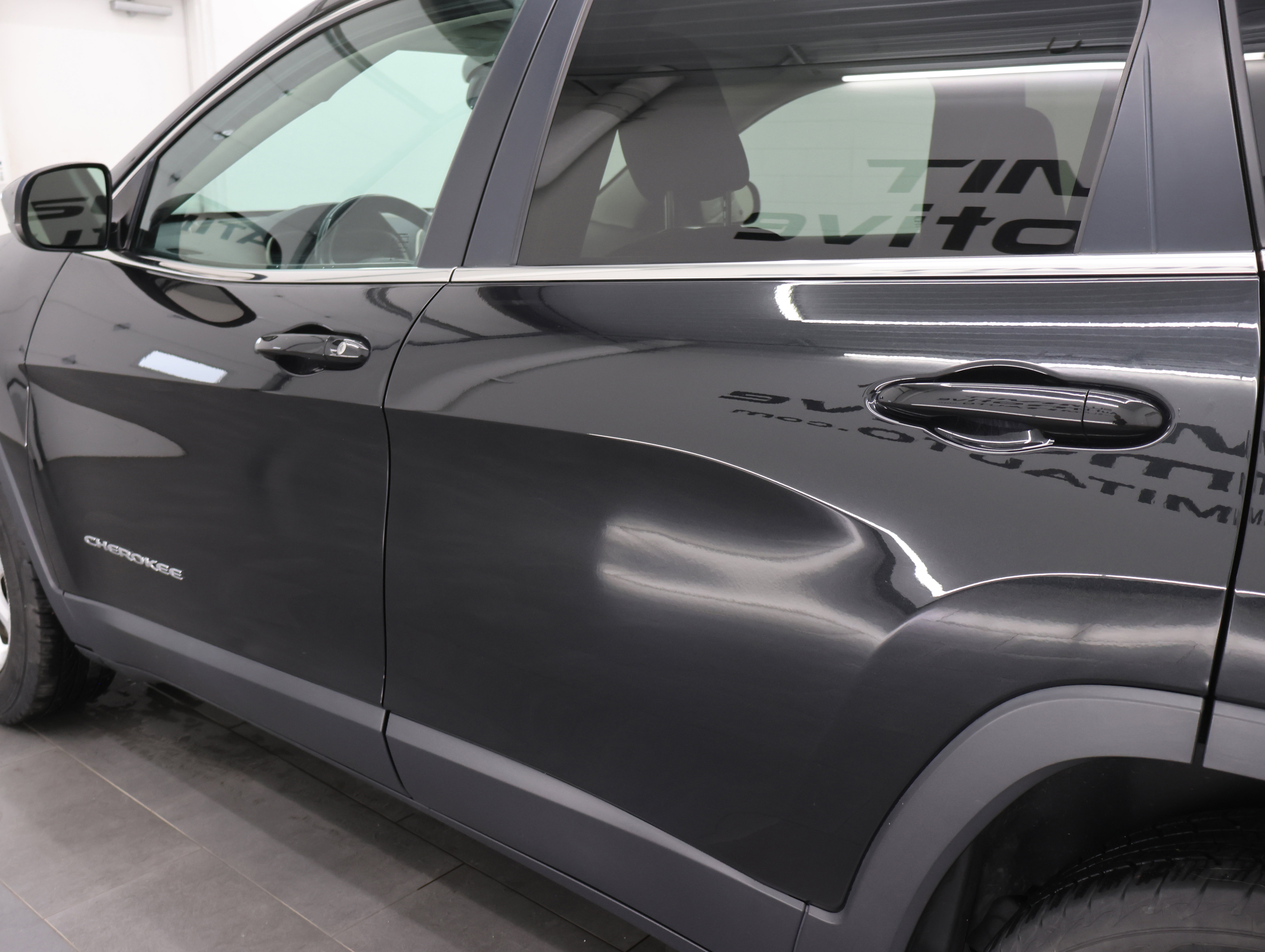 Used 2016 Jeep Cherokee Latitude w/ Cold Weather Group AWD/4WD image 26