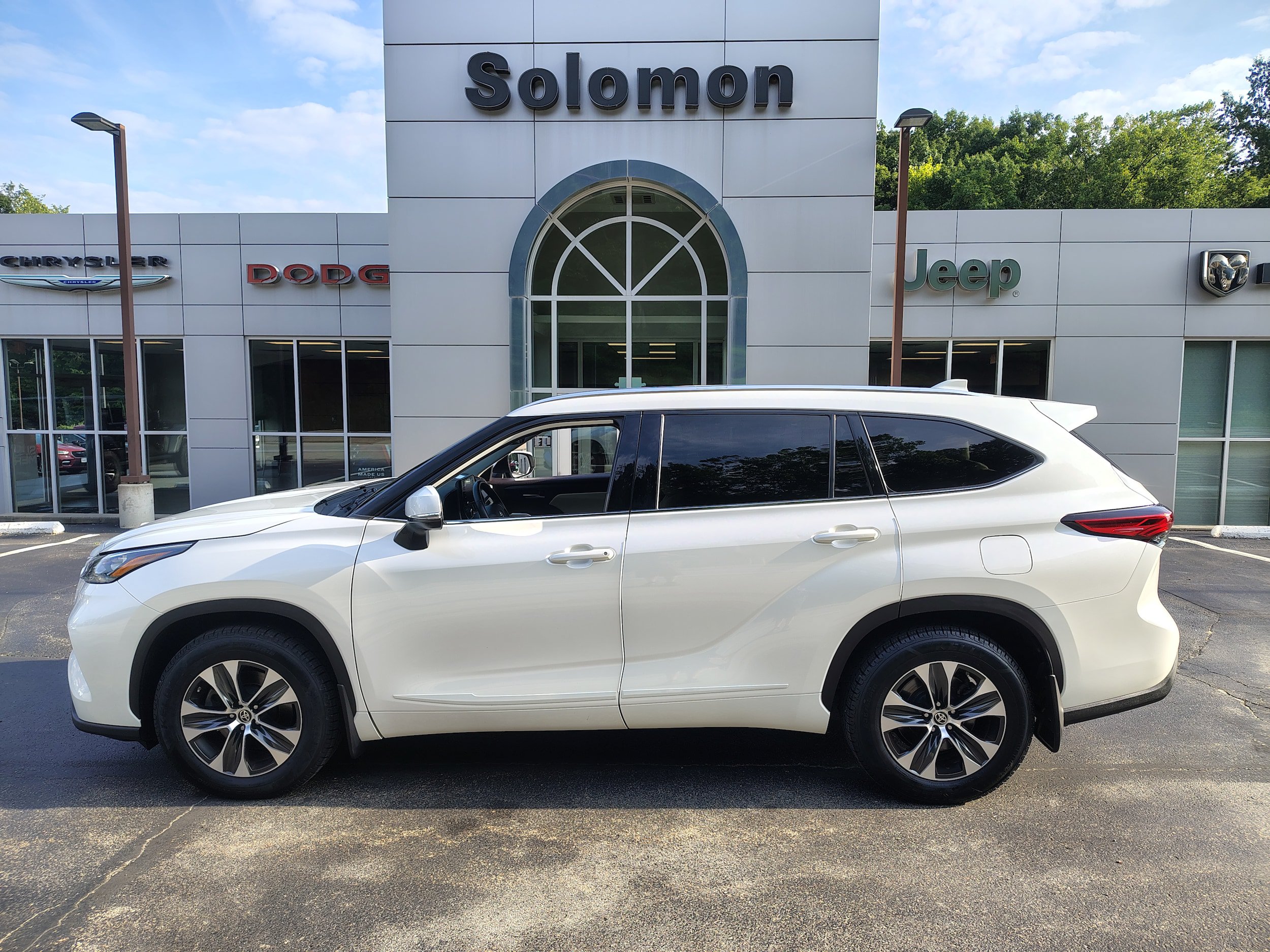 Used 2020 Toyota Highlander XLE AWD/4WD image 1