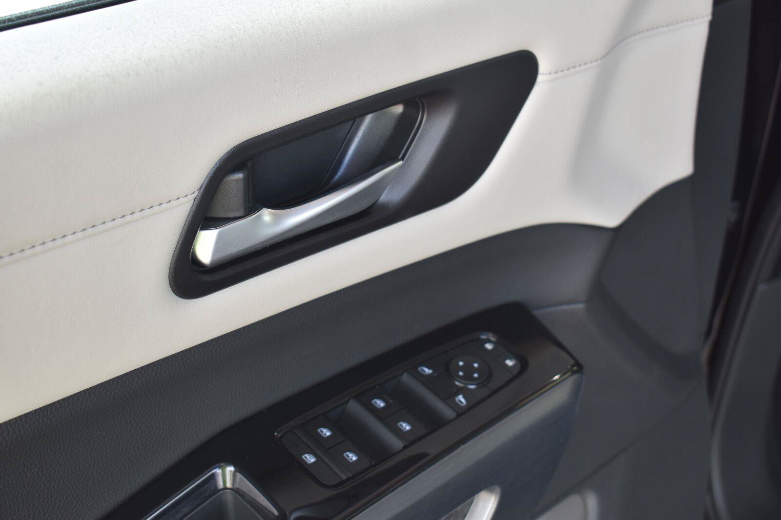 Used 2025 Nissan Pathfinder SL FWD image 22