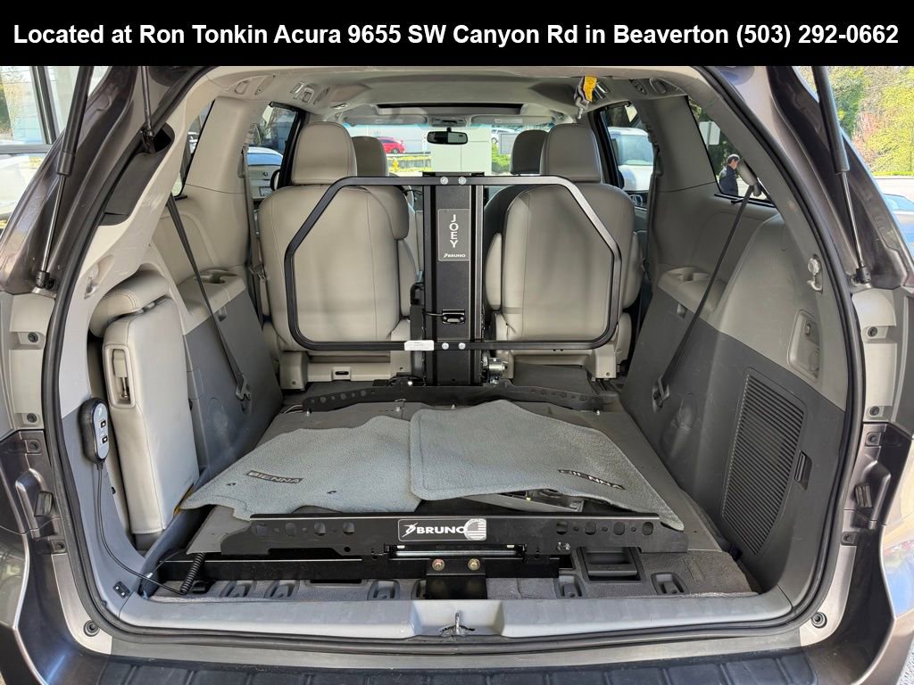 Used 2011 Toyota Sienna XLE image 10