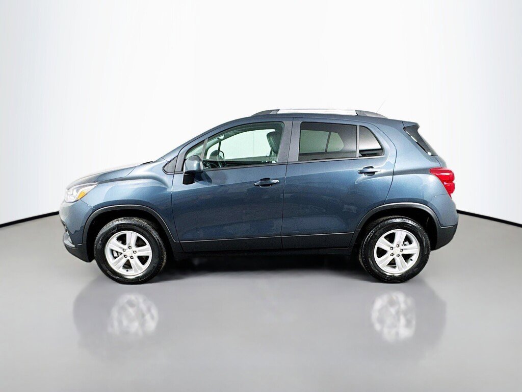 Used 2021 Chevrolet Trax LT w/ LT Convenience Package image 2