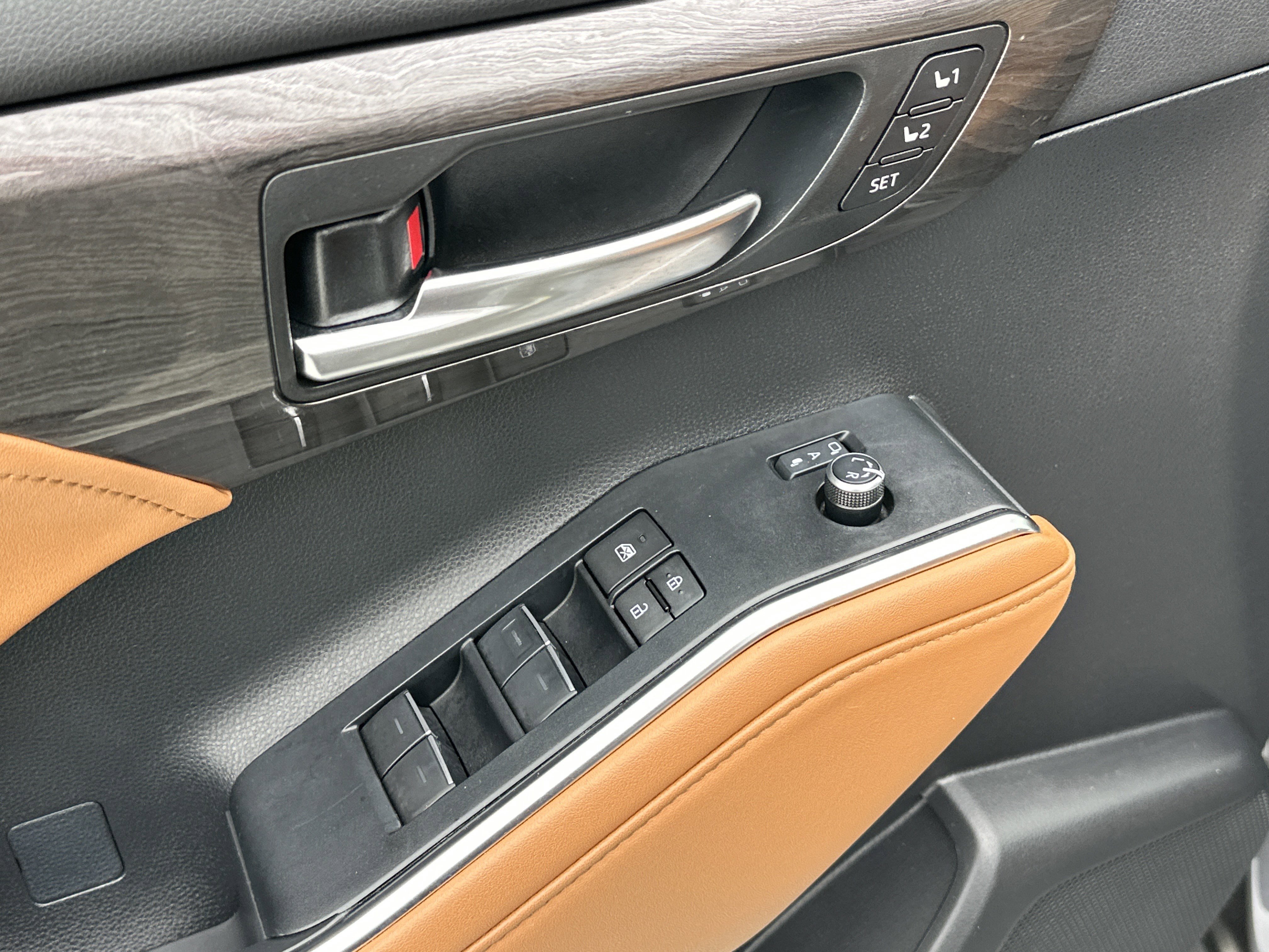 Used 2024 Toyota Highlander Platinum image 15