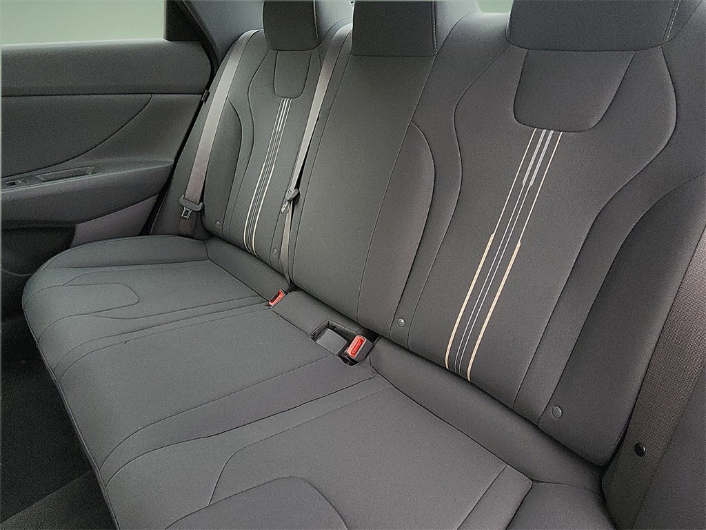 Used 2025 Hyundai Elantra Sport image 13