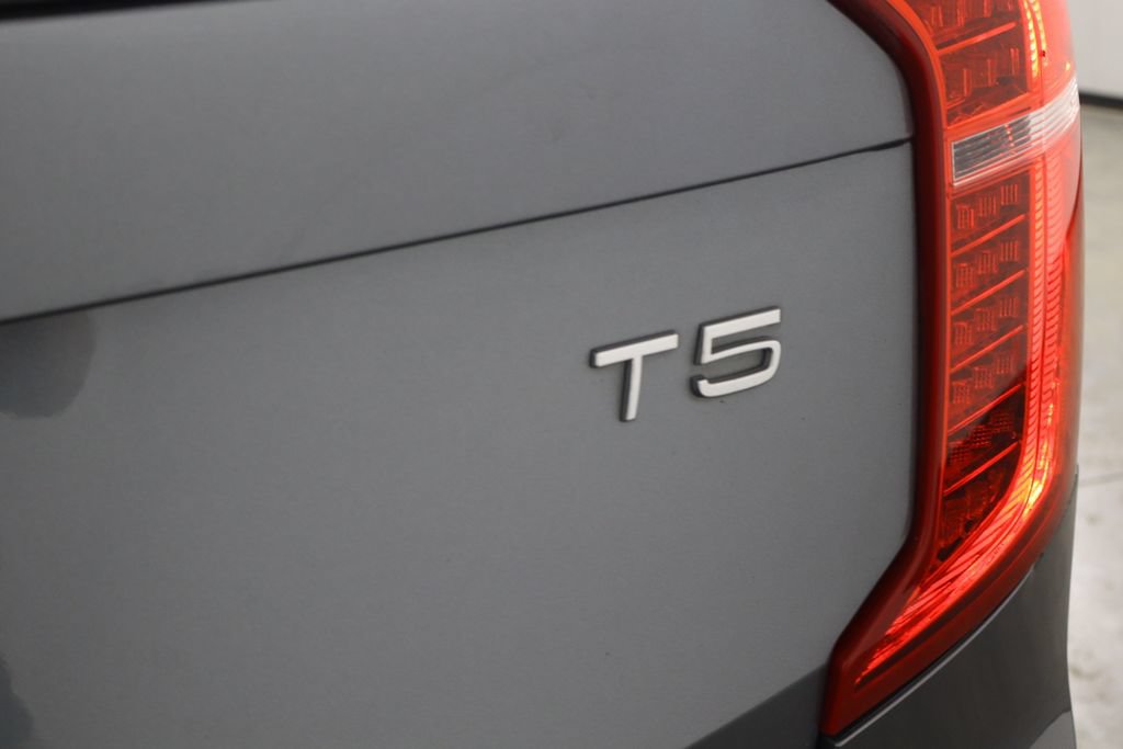 Used 2018 Volvo XC90 T5 Momentum w/ Convenience Package FWD image 40