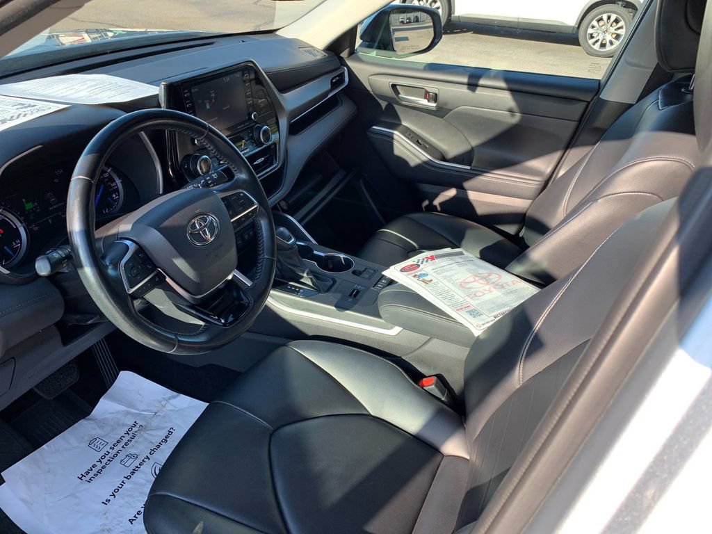 Used 2021 Toyota Highlander XLE AWD/4WD image 11