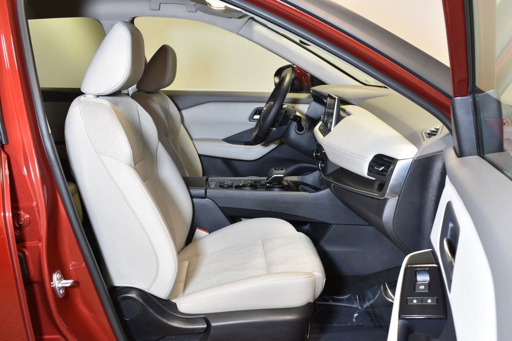 Used 2025 Nissan Rogue SV image 31