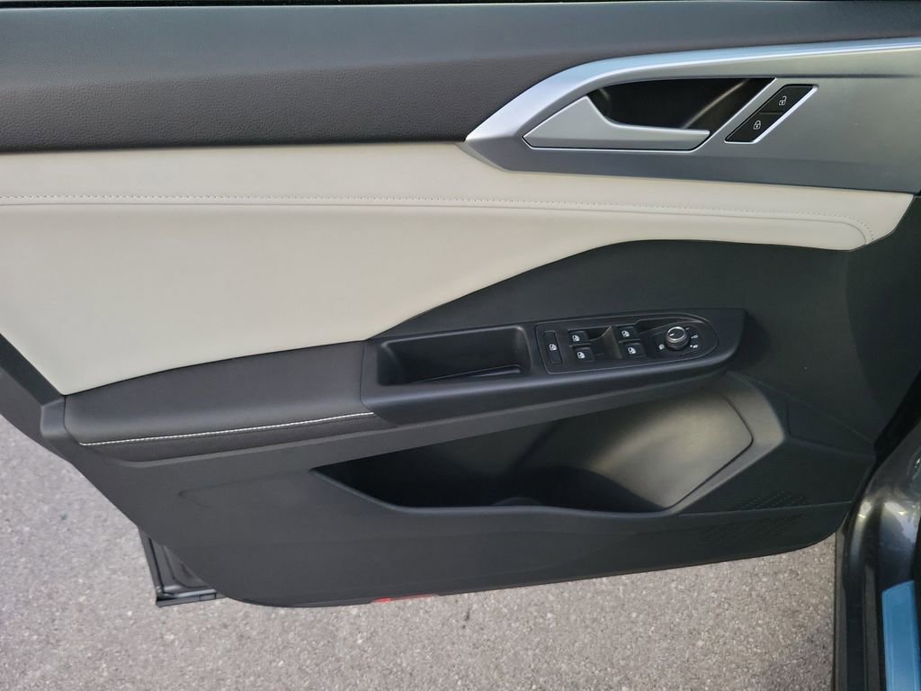 Used 2025 Volkswagen Taos SE w/ Panoramic Sunroof Package image 16