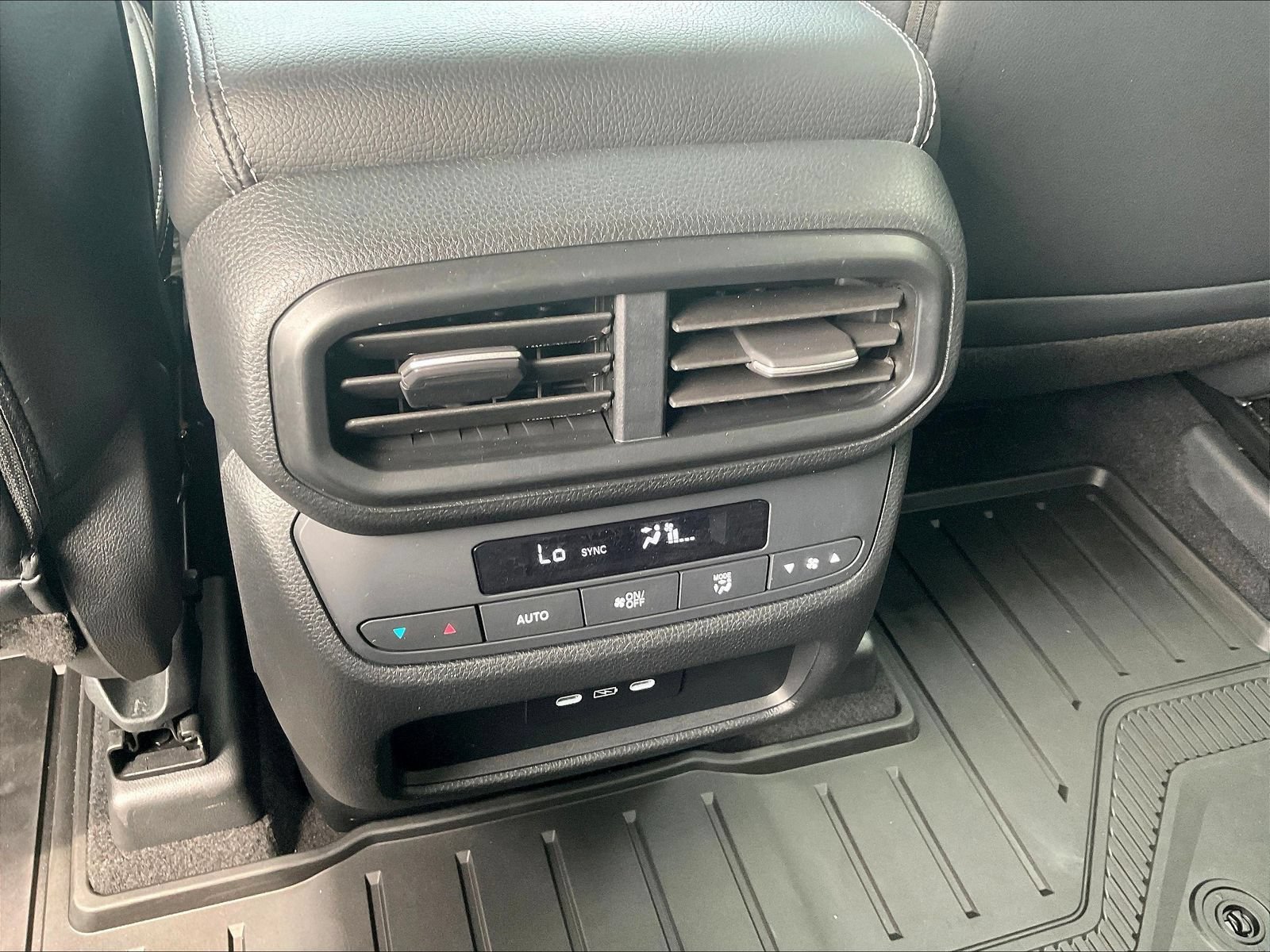 Used 2025 Honda Pilot Touring image 11