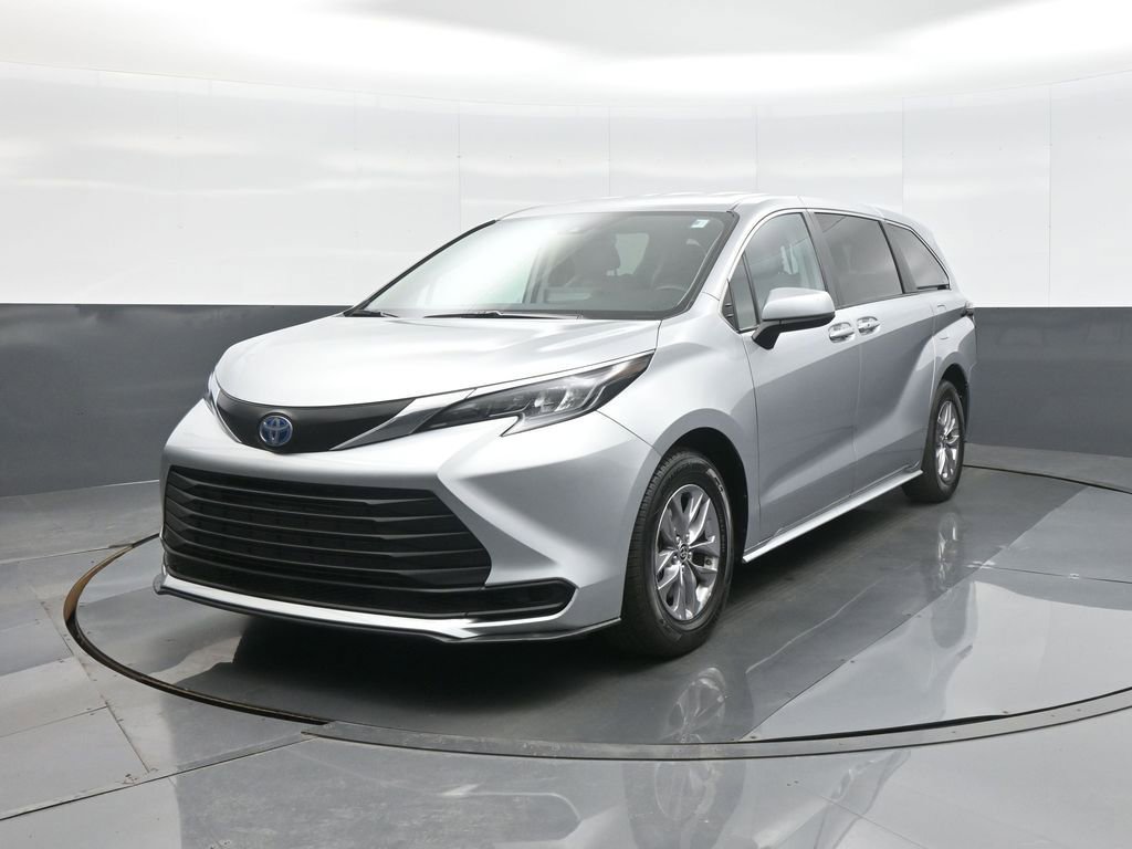 Certified 2024 Toyota Sienna LE image 5