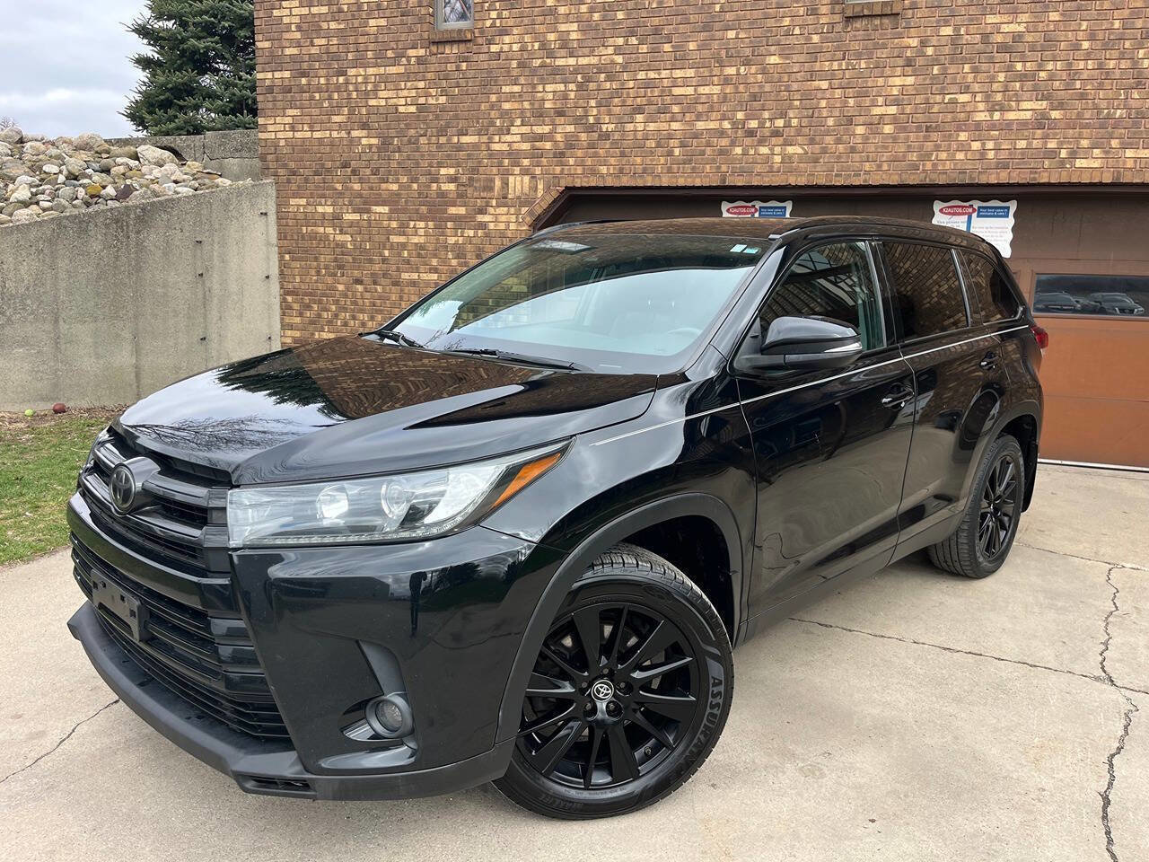 Used 2019 Toyota Highlander SE w/ Nightshade Edition