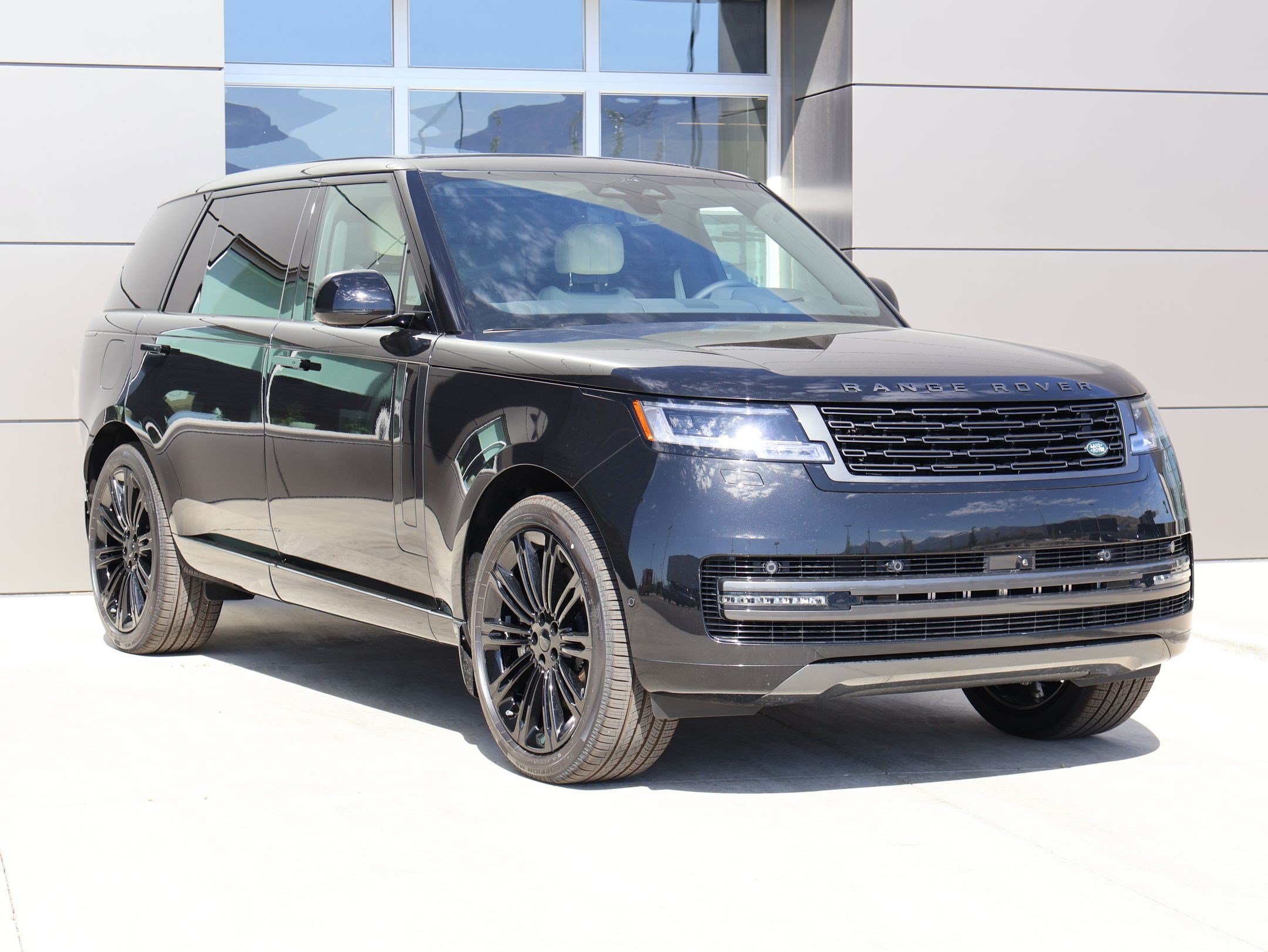 New 2026 Land Rover Range Rover Long Wheelbase SE AWD/4WD image 3