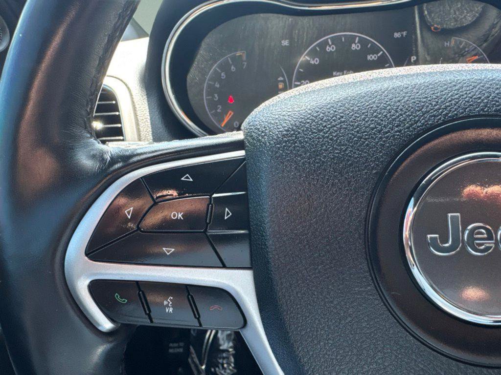 Used 2018 Jeep Grand Cherokee Laredo RWD image 16