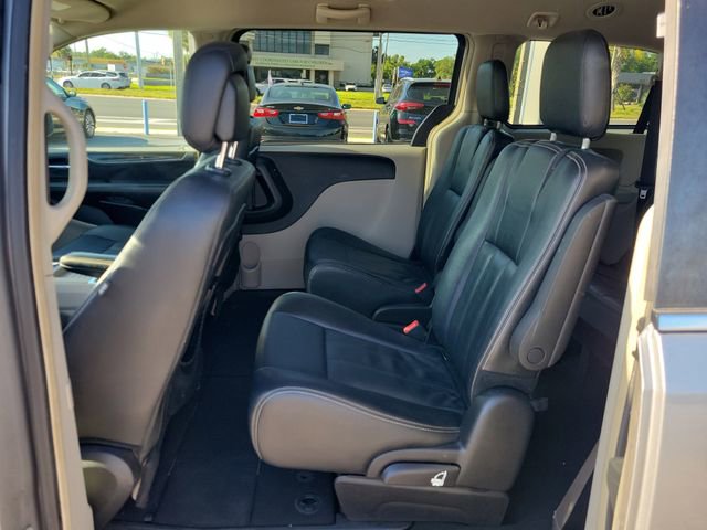 Used 2016 Chrysler Town & Country Touring FWD image 9