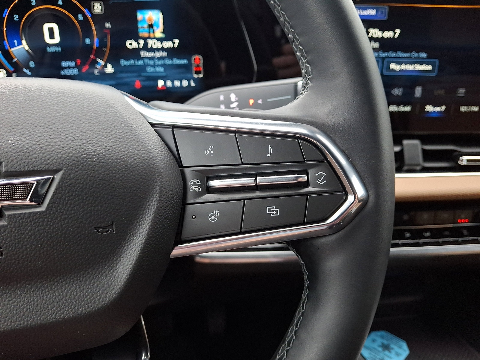 Used 2025 Chevrolet Equinox ACTIV w/ Safety and Technology Package FWD image 21