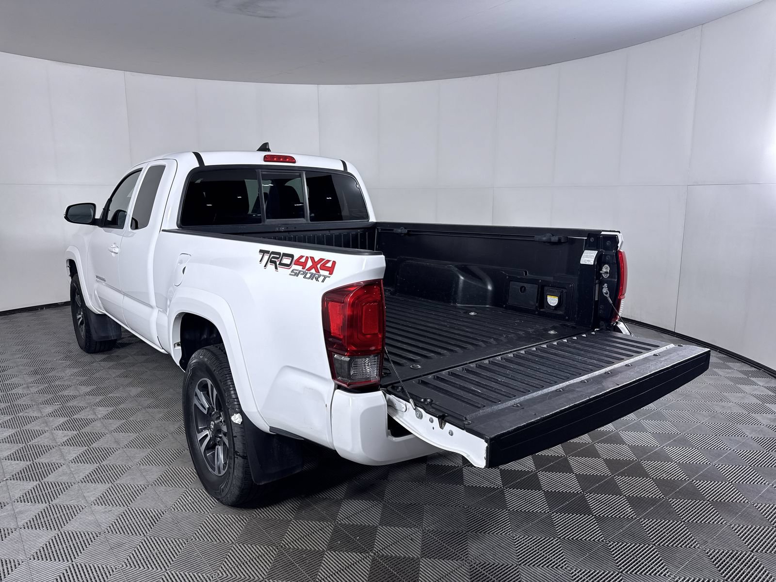 Used 2016 Toyota Tacoma TRD Sport w/ Towing Package AWD/4WD image 24