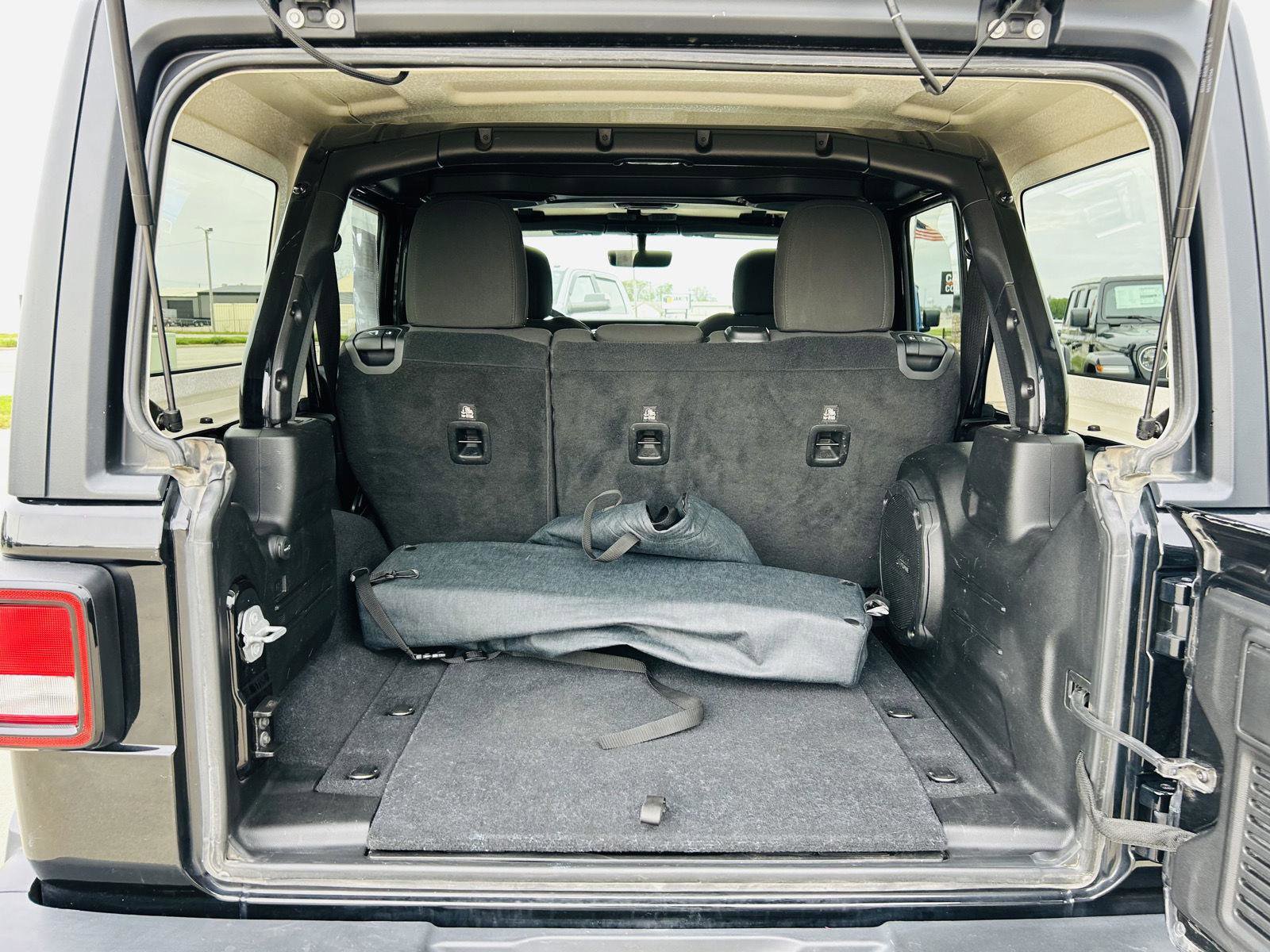 Used 2019 Jeep Wrangler Unlimited Sahara AWD/4WD image 24