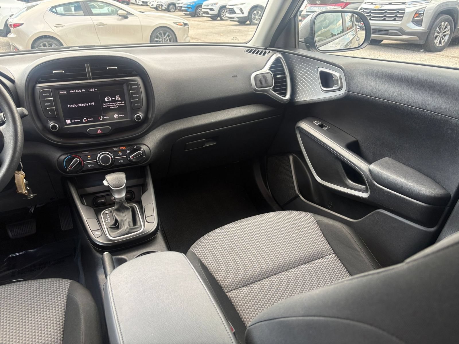 Used 2025 Kia Soul LX w/ LX Technology Package FWD image 29