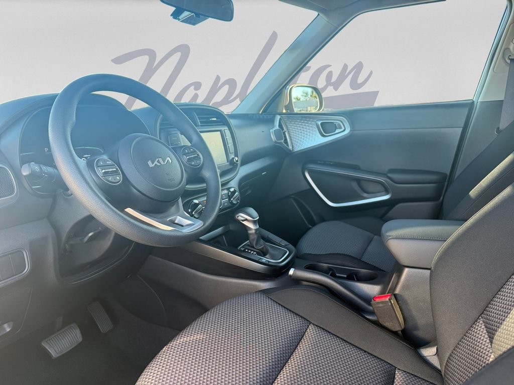 Used 2025 Kia Soul LX w/ LX Technology Package FWD image 14