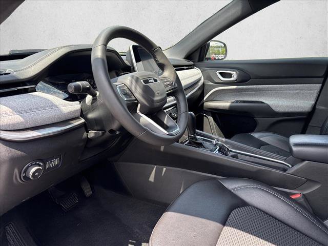 Used 2025 Jeep Compass Latitude AWD/4WD image 9