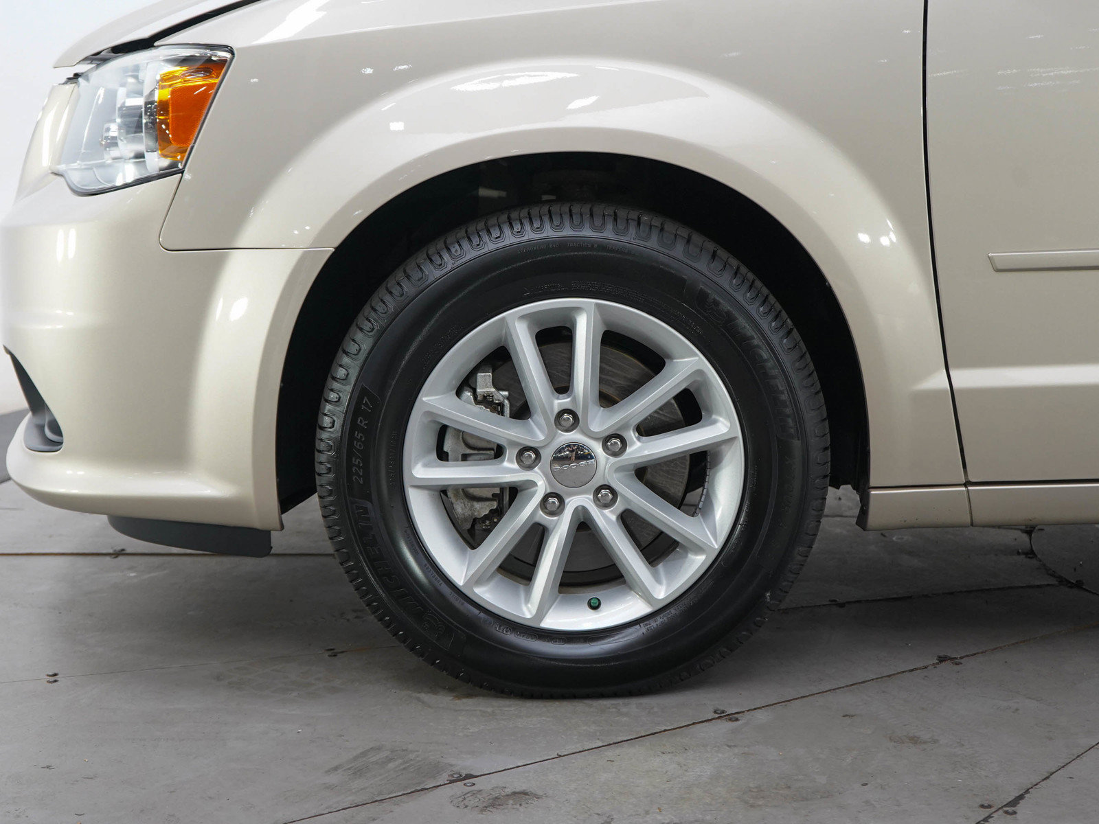 Used 2015 Dodge Grand Caravan SXT FWD image 32