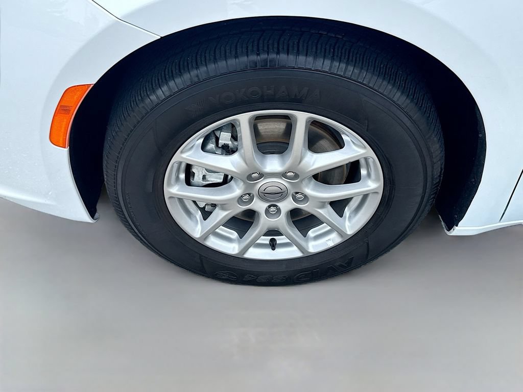 Used 2024 Chrysler Pacifica Touring-L FWD image 30