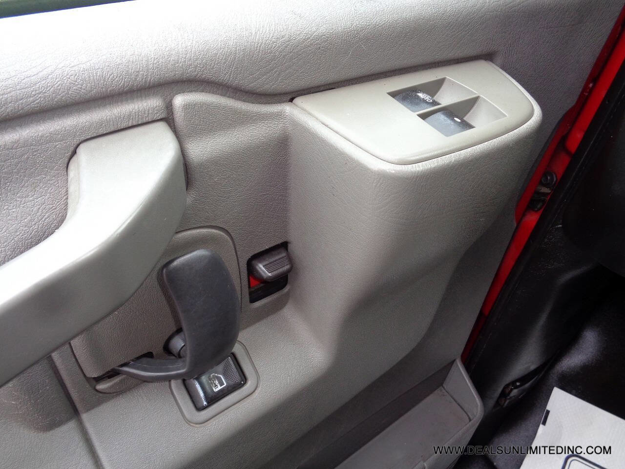 Used 2017 Chevrolet Express 2500 RWD image 10