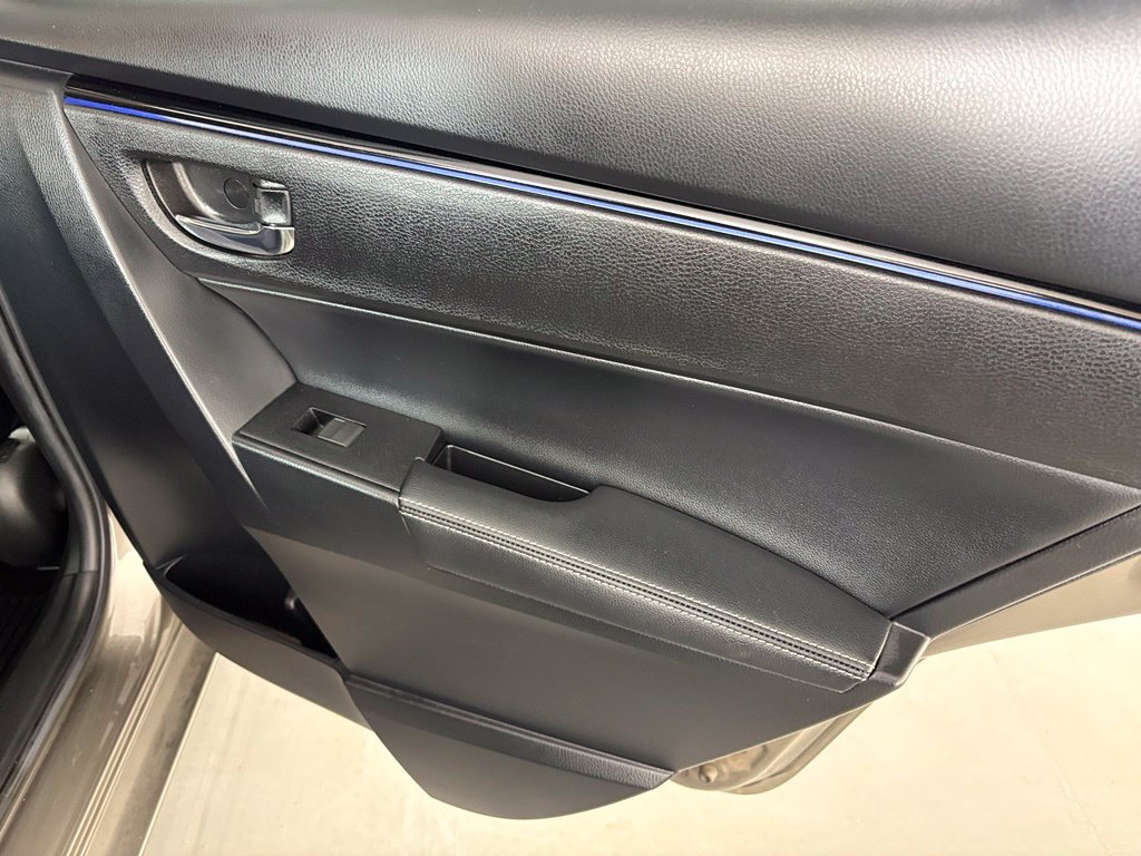 Used 2018 Toyota Corolla SE w/ SE Premium Package FWD image 36