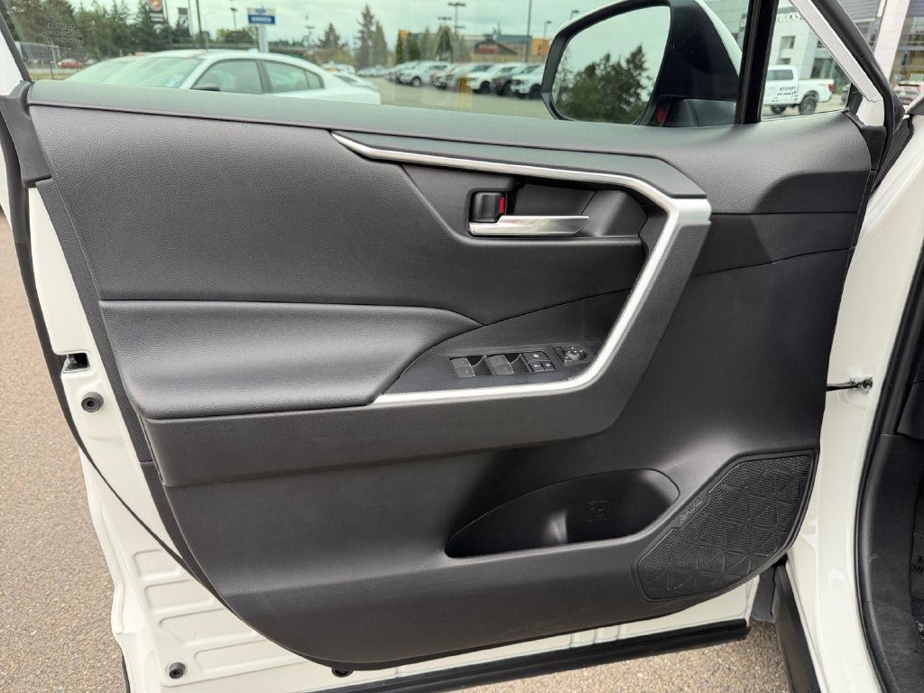 Used 2022 Toyota RAV4 XLE w/ Convenience Package FWD image 20