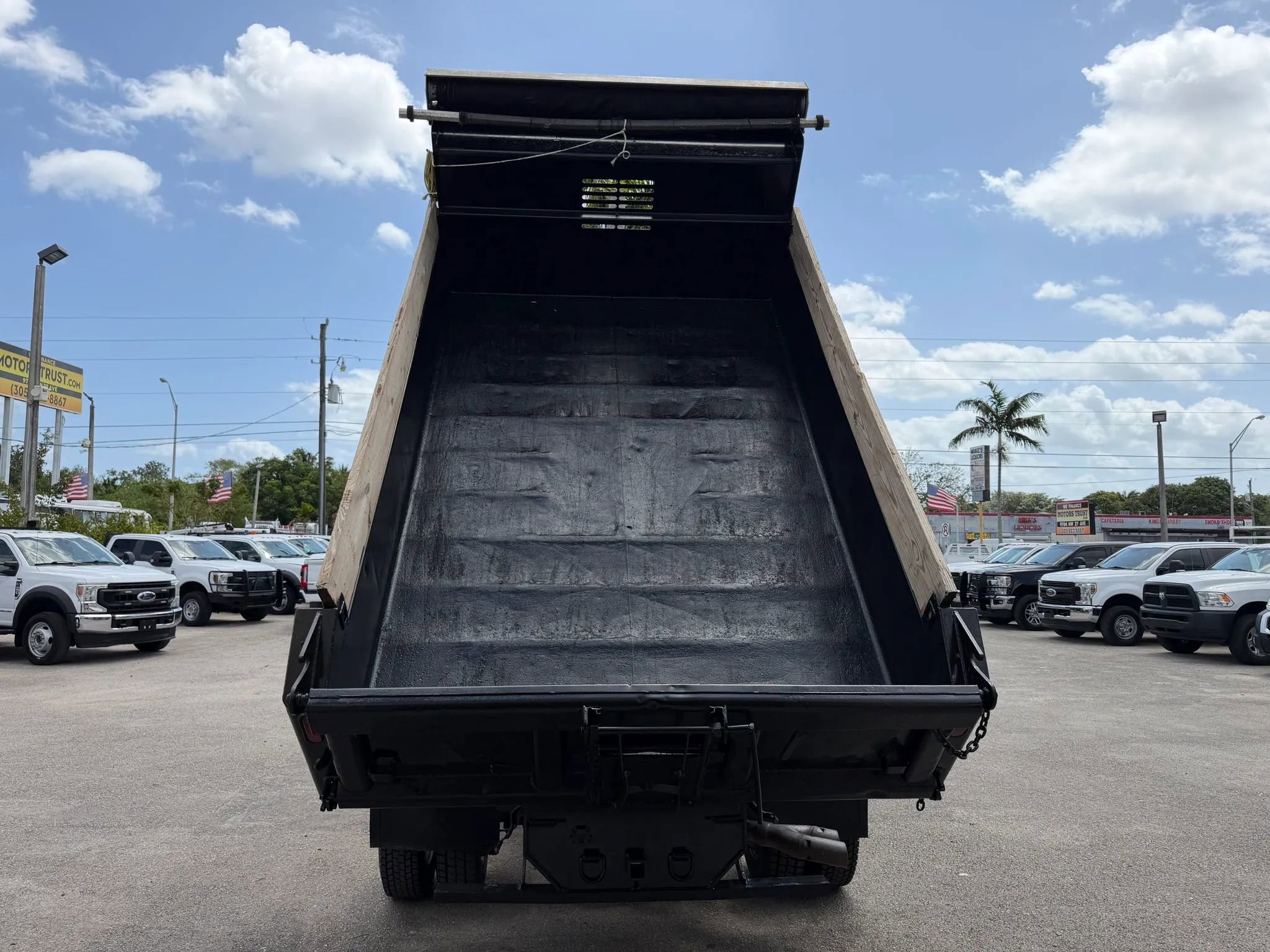 Used 2017 Ford F550 2WD Regular Cab Super Duty image 4