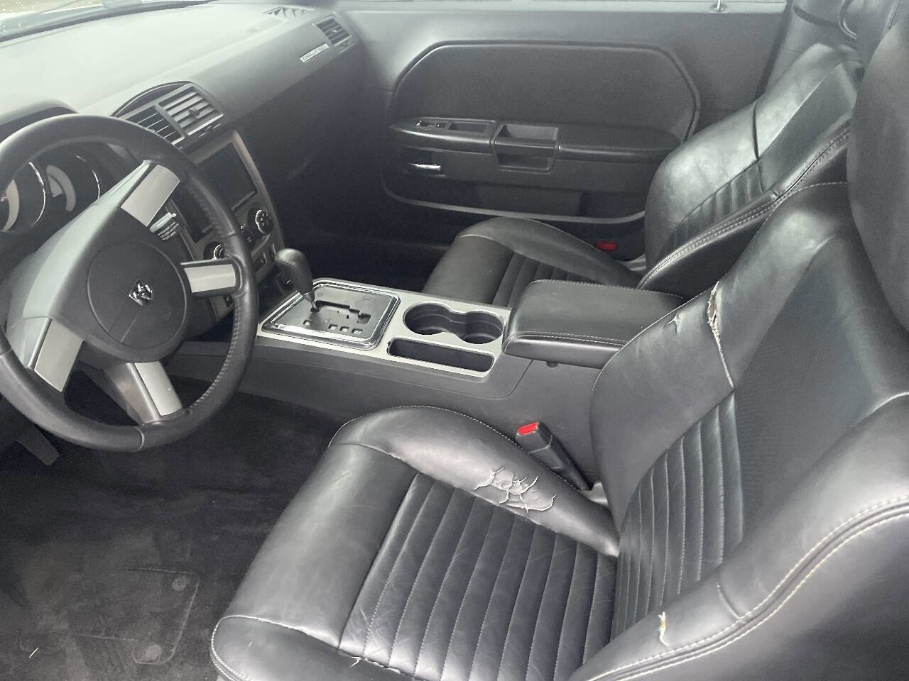 Used 2010 Dodge Challenger SE image 3