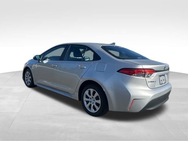 Used 2025 Toyota Corolla LE FWD image 3
